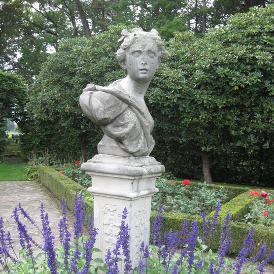 Warmelo, sokkel met borstbeeld in rozentuin