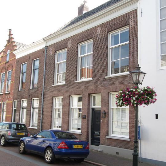 Lijstgevel voor huis van parterre en verdieping onder zadeldak