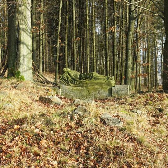 Socha Ježíše Krista v ruinách kaple Božího hrobu na Křížové cestě ve Velkém Šenově