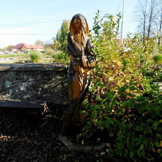 Socha Paní Korutanské s děckem u kostela v Kytíně