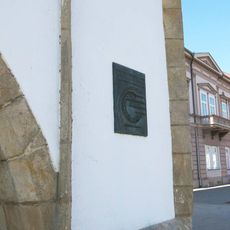 Pamětní deska Mikuláše z Kadaně na zdi radniční věže v Kadani