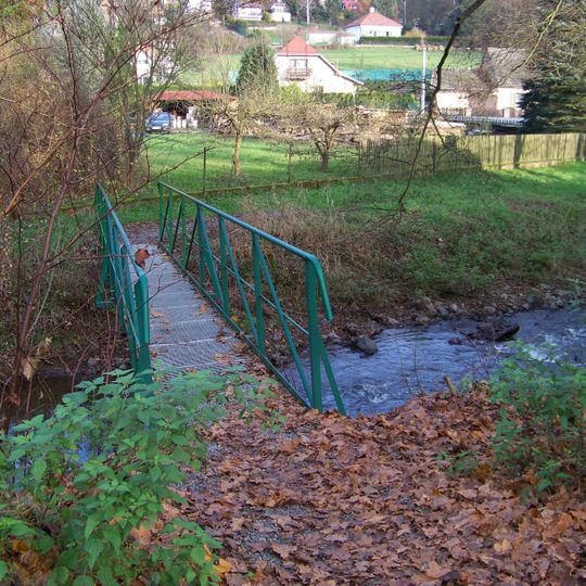 Lávka mezi ul. Sázavská a K Marjánce, mezi čp. 295 a 234