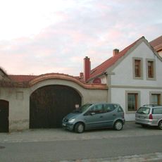 Hofmauer (mit Torbogen und Pforte) und Scheune eines Bauernhofes Hauptstraße 22