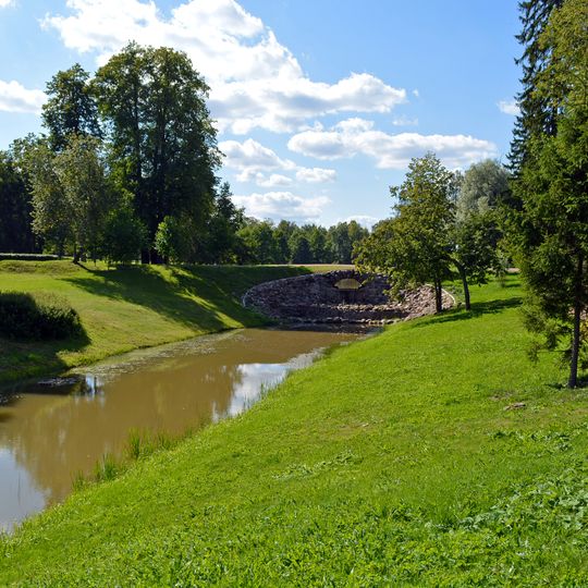 Парк с прудами, мостами, гротом, лиственничной аллеей
