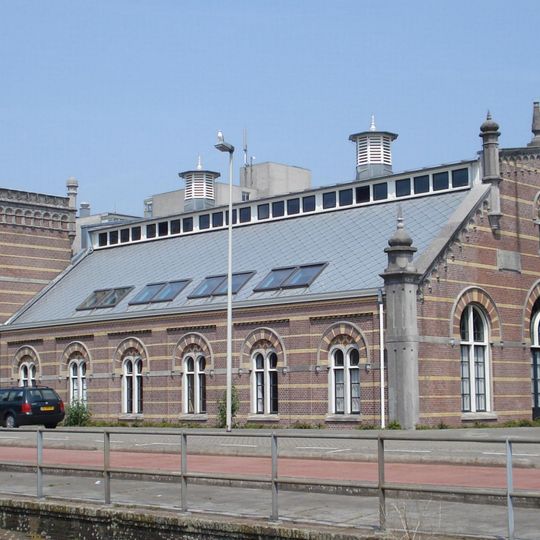 Pompstationgebouw met machinekamer en ketelhuis