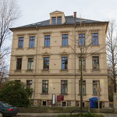 Mietshaus in offener Bebauung mit Vorgarten und Einfriedung Reichsstraße 34