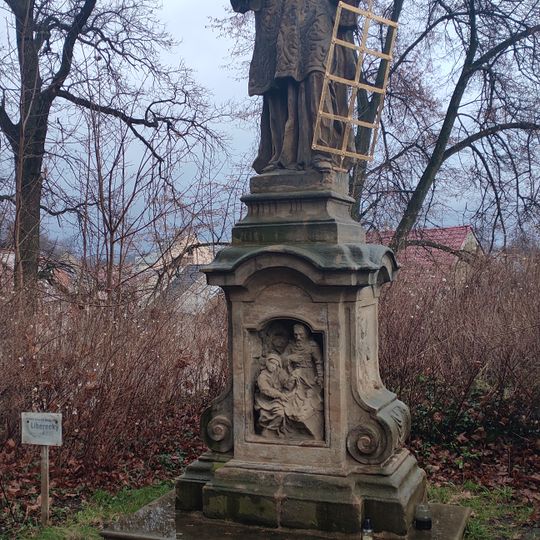 Socha svatého Vavřince u cesty ke kostelu sv. Petra a Pavla v Mimoni