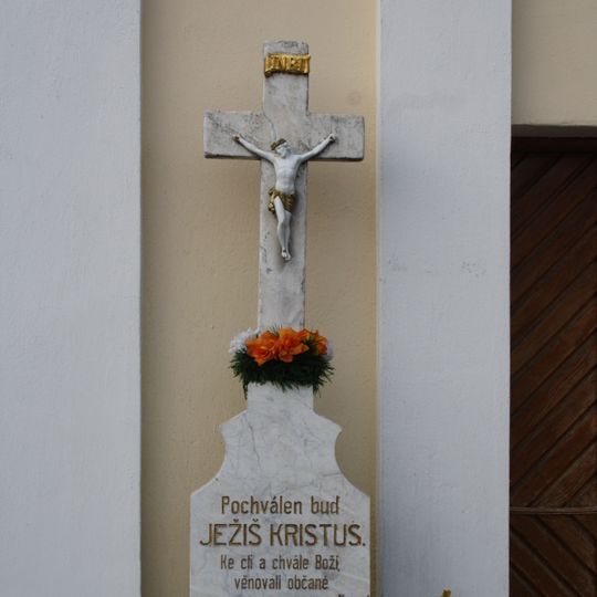 Kříž u kaple Narození panny Marie v Chroustově