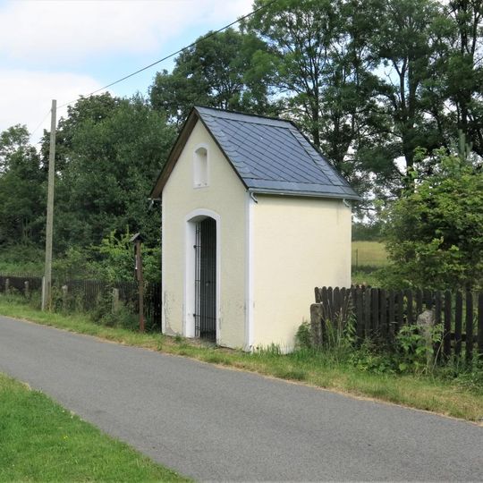 Kaplička poblíž domu 175 v Mikulášovicích