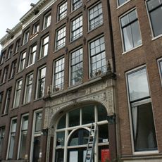 Pand met gevel onder rechte lijst met triglyfen