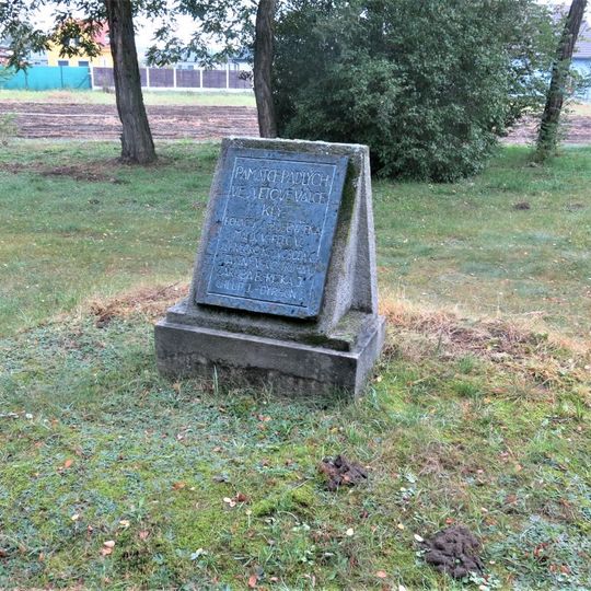 Pomník padlým z Klů v 1. světové válce u silnice 9 v Klech