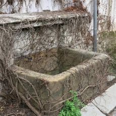 Kamenná nádrž na vodu u zámku v Benešově nad Ploučnicí