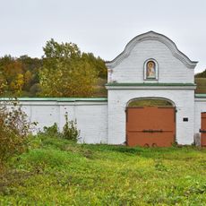 Восточные святые ворота и монастырская ограда с тремя башнями (две башни ограды) (Старая Ладога)