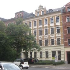 Mietshaus in geschlossener Bebauung mit Vorgarten Müllerstraße 13