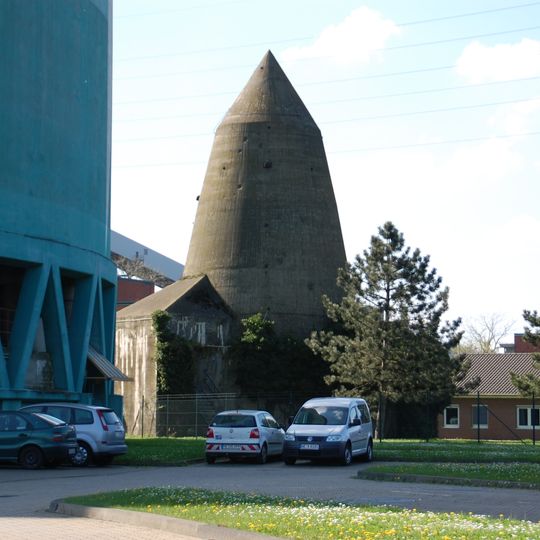 Knapsack air-raid shelter tower