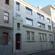 Könyökiho dom, socha-vsa