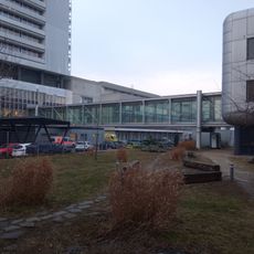 Lávka mezi univerzitním kampusem a nemocnicí Bohunice