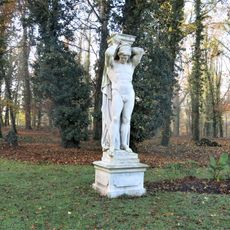 Socha Atlanta 2 v zámeckém parku v Měšicích
