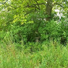 Kříž u polní cesty východně od Něšova