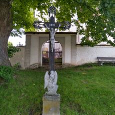 Kříž u kostela ve Mlýnech