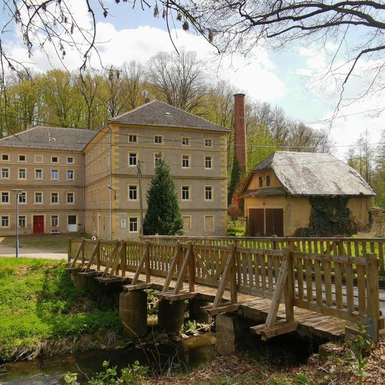 Mühle , bestehend aus zwei winkelförmigen Gebäuden , Schornstein, Garage und Hundezwinger Lommatzscher Straße 40; 41; 42; 43; 44