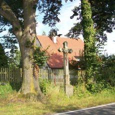 Kříž jižně od Petrovic u rozcestí