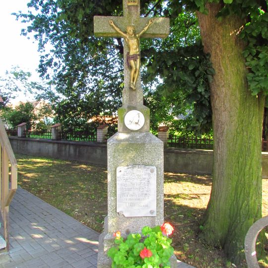 Kříž u kostela sv. Petra a Pavla v Přešovicích