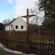 Kříž u kapličky v Rejkovicích