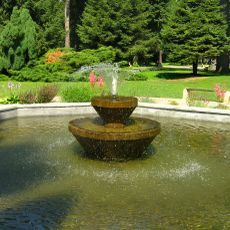 Kašna v lázeňském parku v Mšeném-lázních