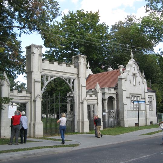 Brama wjazdowa z domkiem odźwiernego