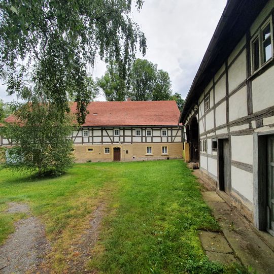 Wohnstallhaus, Seitengebäude , Stallgebäude und Scheune eines Vierseithofes Wesenitzstraße 24; 26