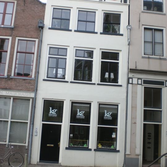 Huis met gepleisterde lijstgevel