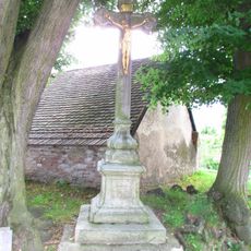 Kříž u kostela sv. Martina v Biskupicích