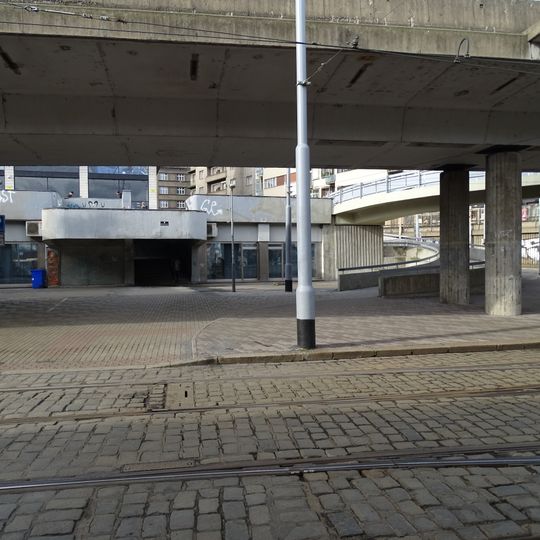 Západní most Bubenské ulice přes tramvajovou křižovatku Vltavská