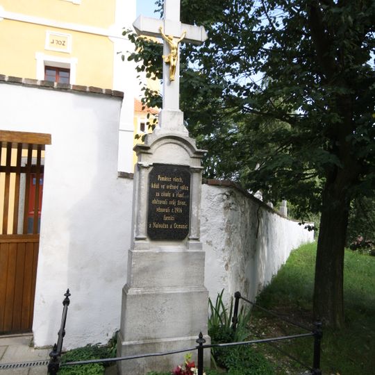 Kříž u kostela sv. Jakuba Většího v Naloučanech
