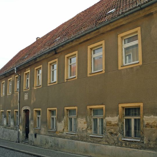Wohnhaus ehemals in geschlossener Bebauung und drei Nebengebäude im Hof Leschestraße 8