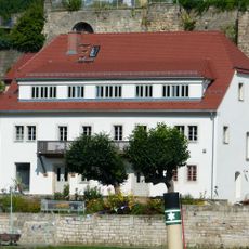 Wohnhaus in offener Bebauung, ehemaliges Hotel und Café (ursprünglich zwei Hausteile), mit Terrasse zur Elbe Kirchstraße 6; 8