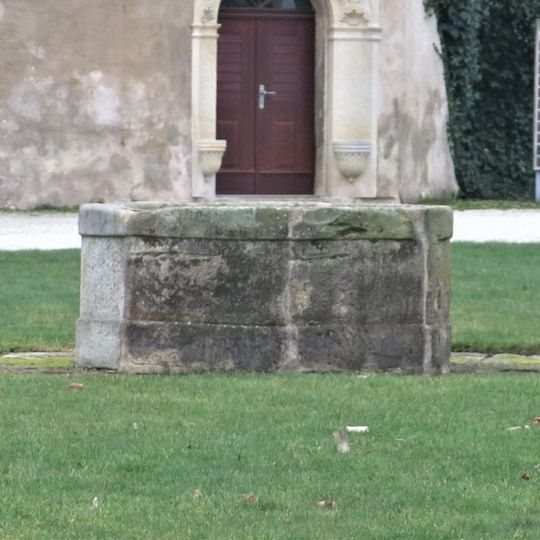 Kašna na nádvoří zámku v Libouchci