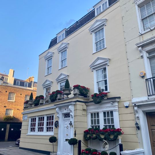 6, Chesterfield Hill W1