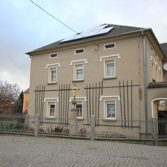 Wohnhaus eines Vierseithofes, Granittrog, Hofpflasterung und Reste zweier Bildstöcke Dorfstraße 7