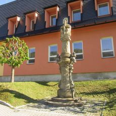 Sousoší Svaté Trojice v Bušíně ve středu obce