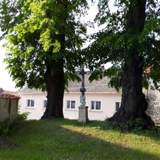 Kříž v Radeníně východně od kostela