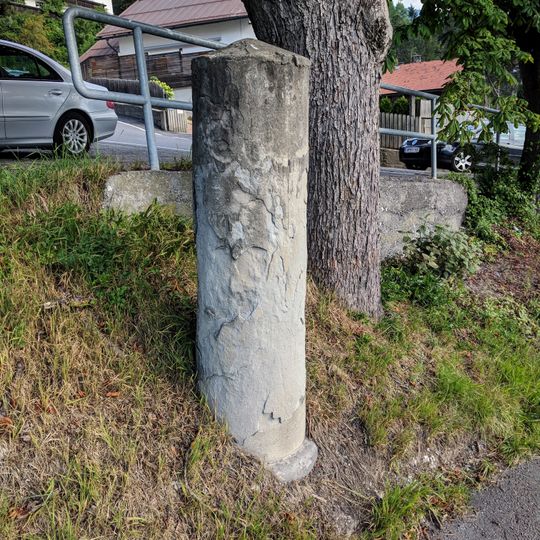 Meilenstein westlich der Bundesstraße