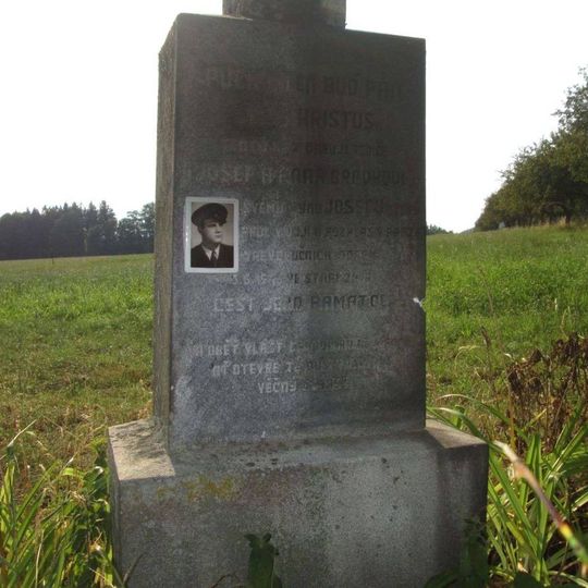 Kříž severozápadně od Bácovic u křižovatky