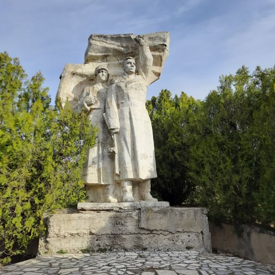 Monument la mormântul comun al ostașilor și în memoria consătenilor căzuți în război