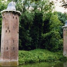 Huis te Voorn. Eiland met twee torentjes