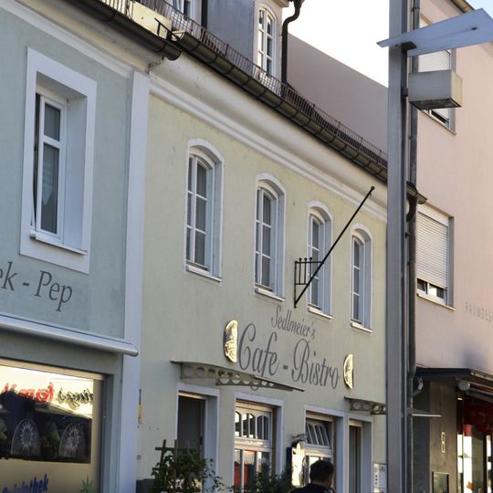 Wohn- und Geschäftshaus