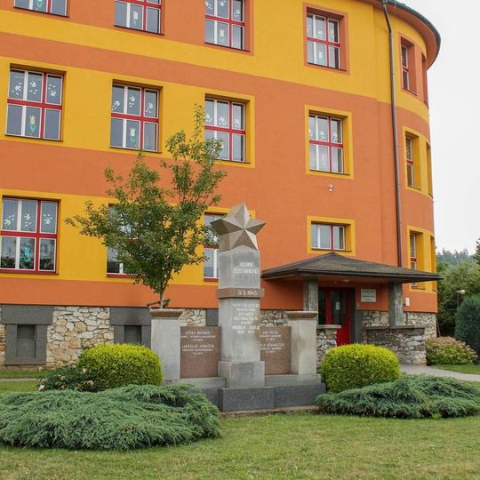 Pomník padlým v Sudkově před školou