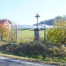 Kříž u fotovoltaické elektrárny v Kerharticích