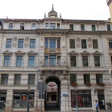 Wohn- und Geschäftshaus Rathausplatz 2; 4